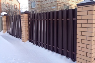 Забор из евроштакетника в шахматном порядке 30 метров фото в Можайске